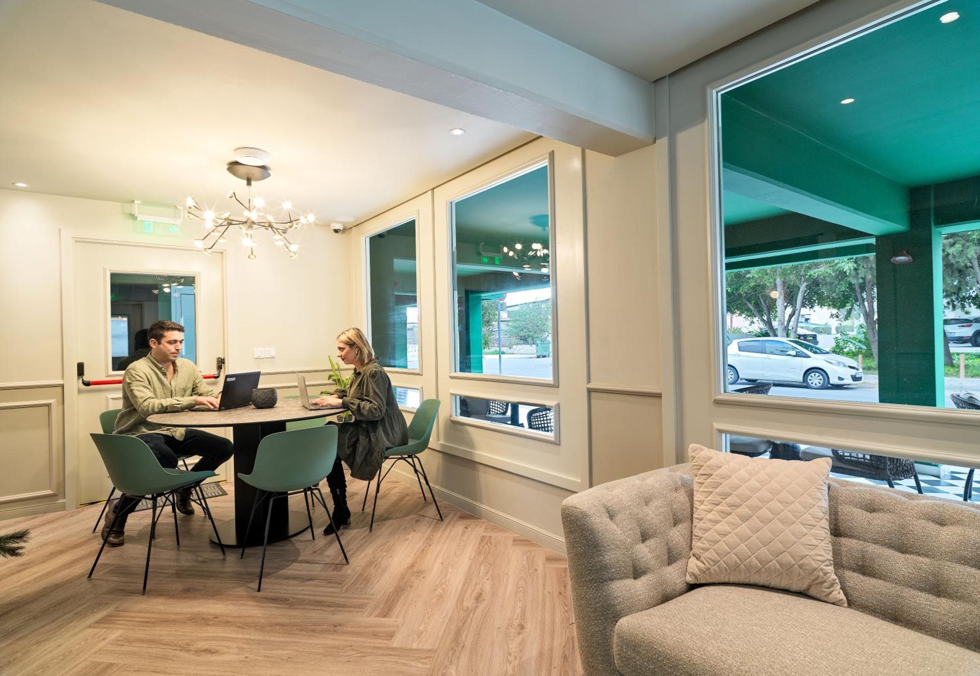 Liv The City Suites Adults Only Larnaca Buitenkant foto