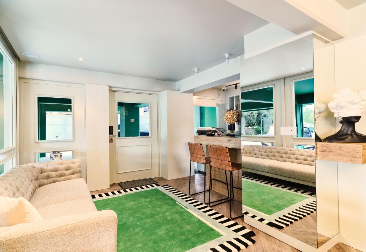 Liv The City Suites Adults Only Larnaca Buitenkant foto
