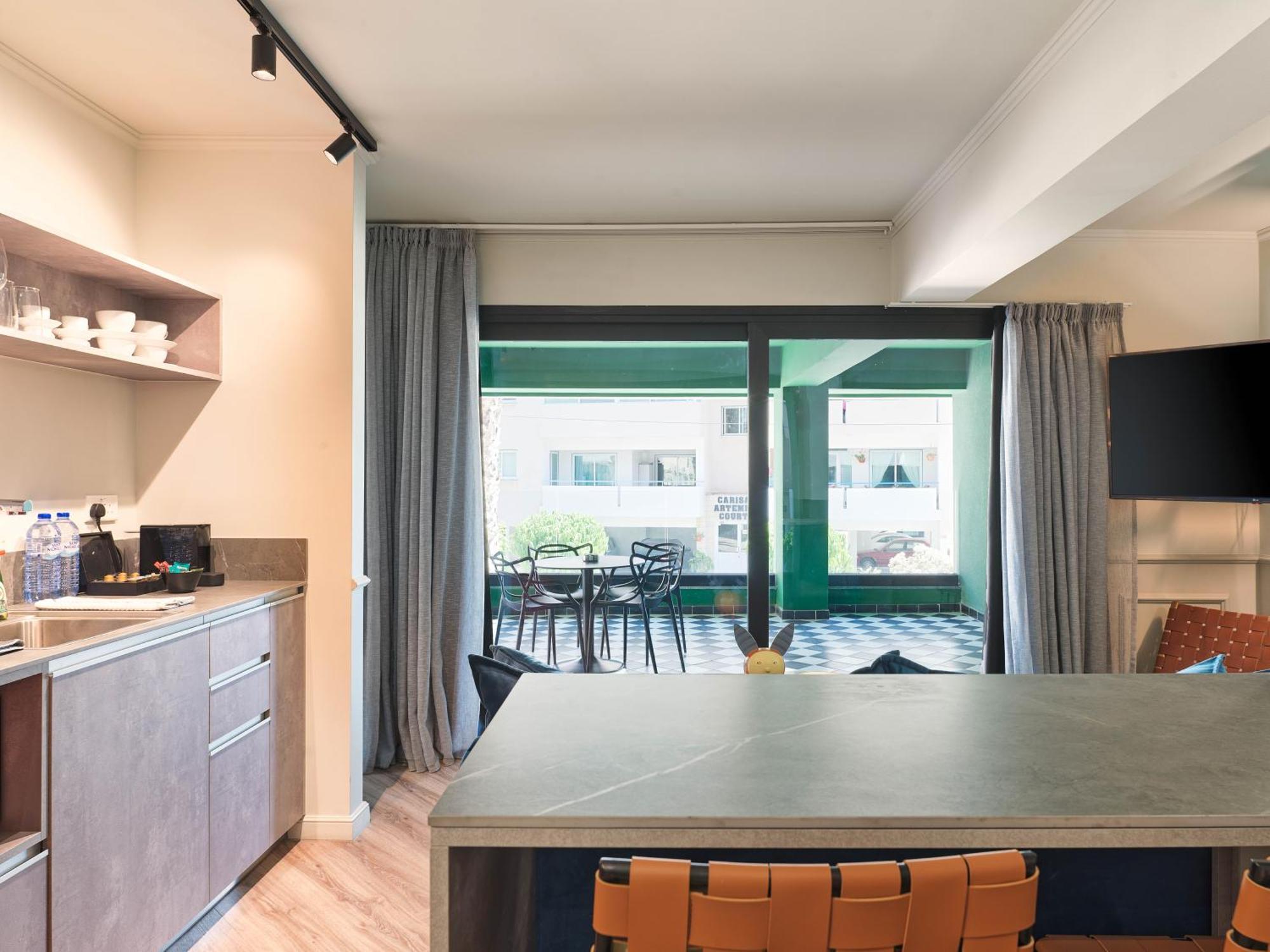 Liv The City Suites Adults Only Larnaca Buitenkant foto