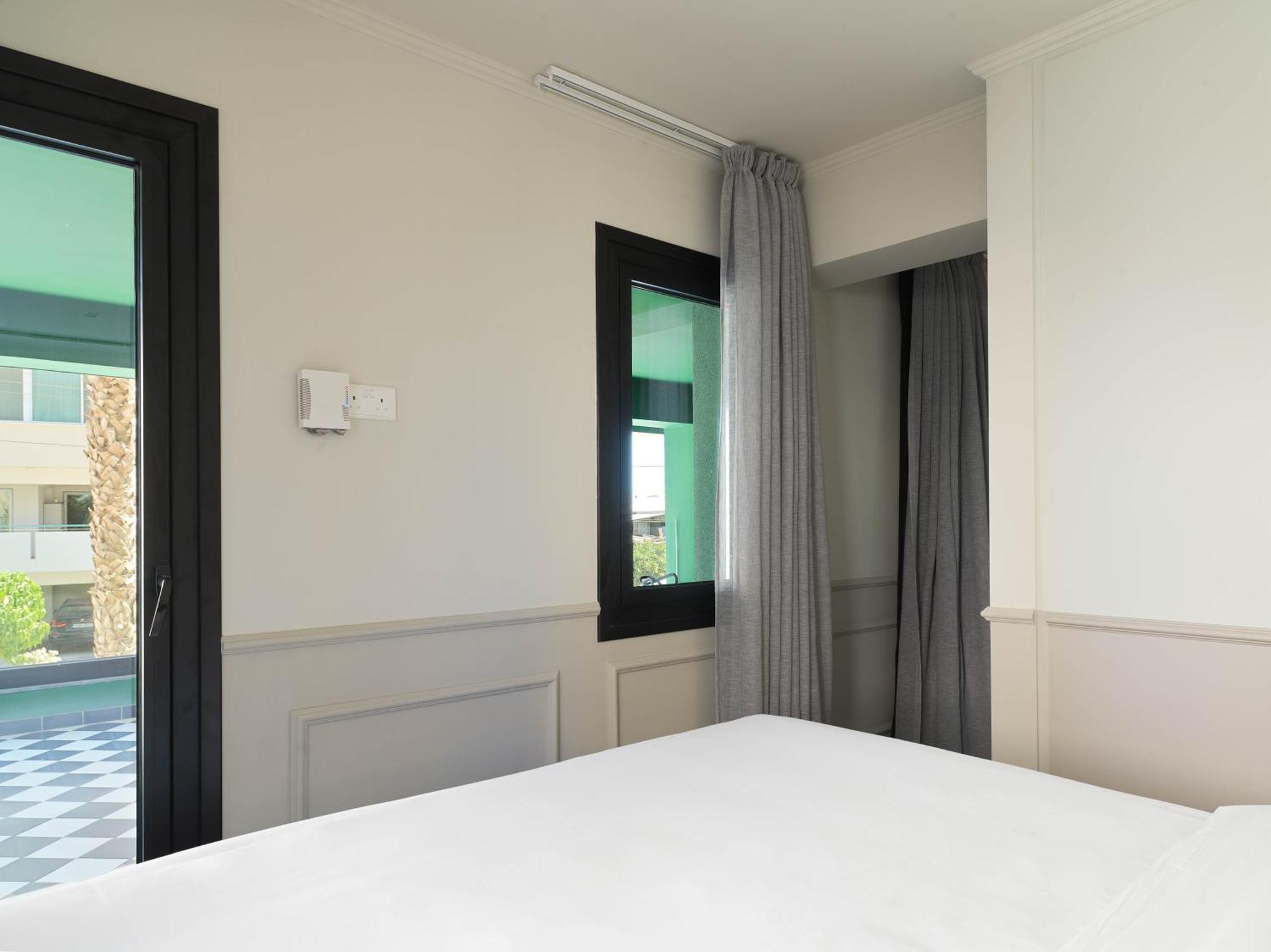 Liv The City Suites Adults Only Larnaca Buitenkant foto