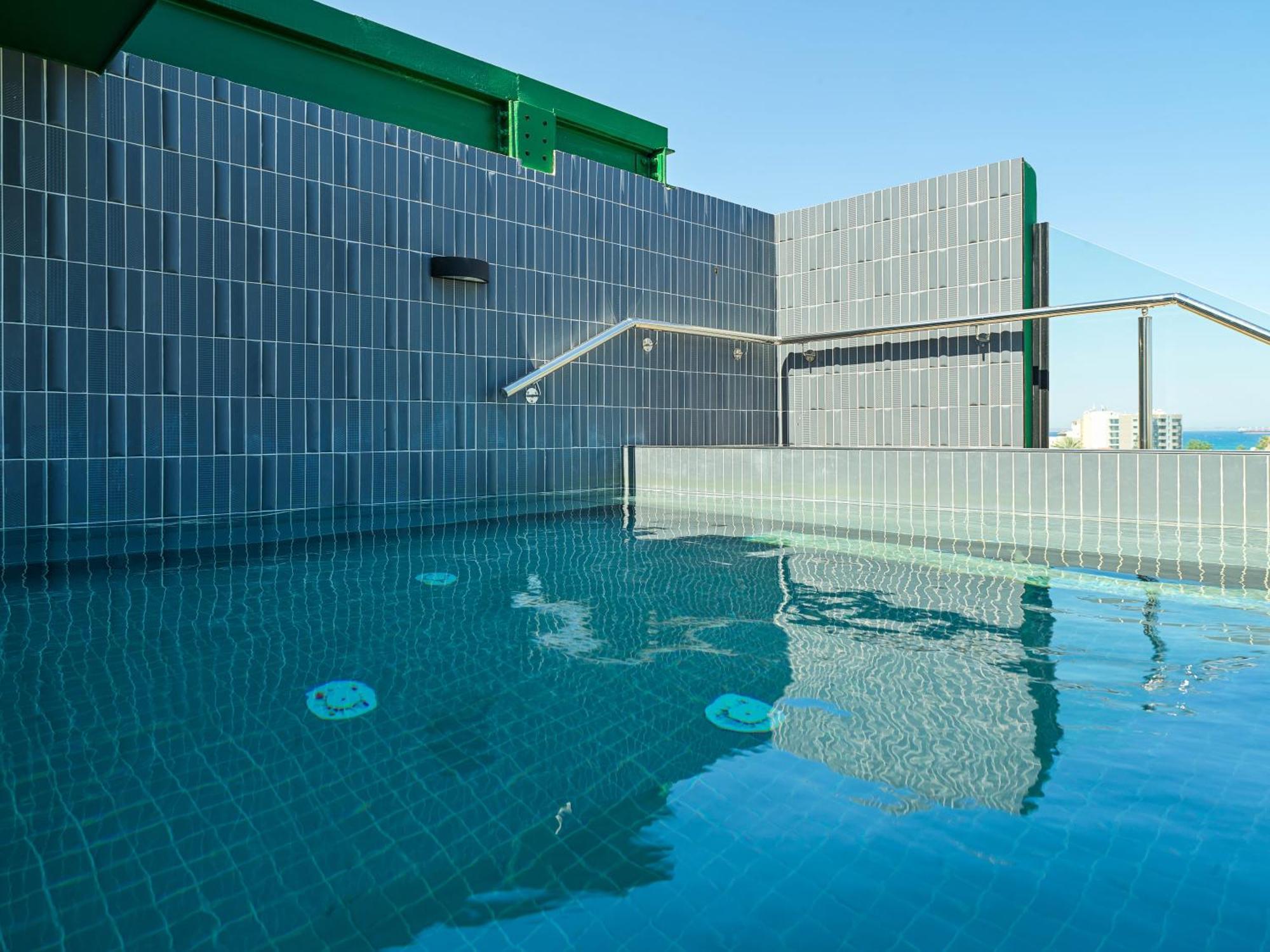 Liv The City Suites Adults Only Larnaca Buitenkant foto